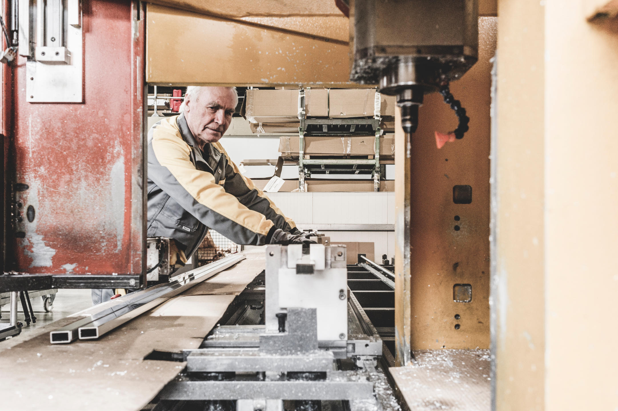 MAY Fertigung Mann an Maschine